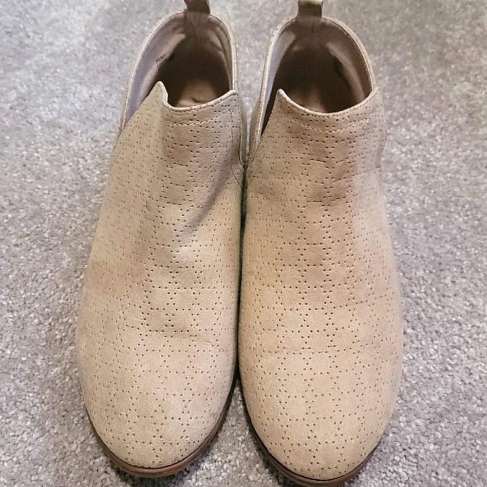 Women's Gloria Vanderbilt Brand Booties Size 9W